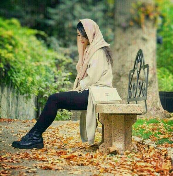 عکس دختر غمگین روی نیمکت