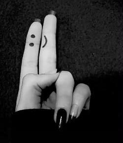 عکس قلب شکسته سیاه سفید