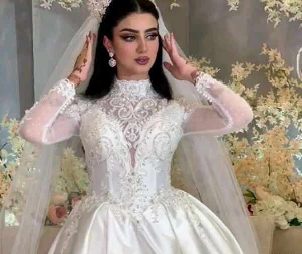 عکس لباس عروس یقه هفتی