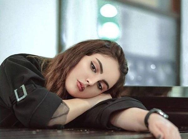 عکس دختر با ژست غمگین
