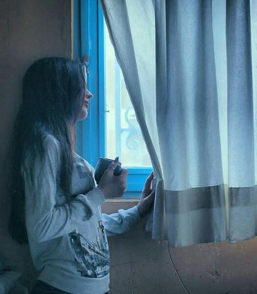 عکس غمگین دختر کنار پنجره