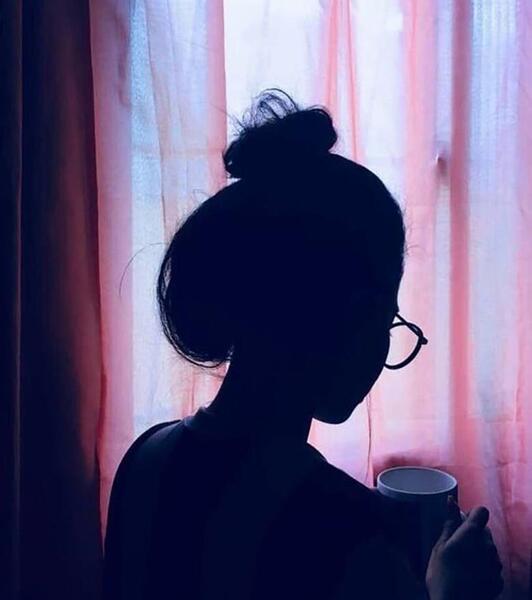 عکس غمگین دختر کنار پنجره