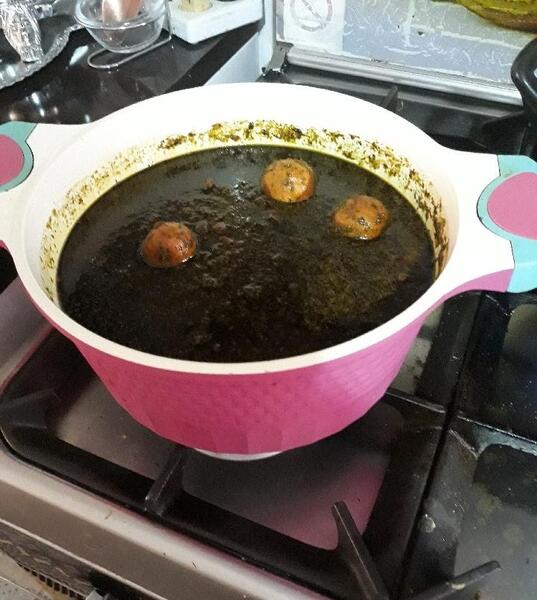 عکس قورمه سبزی درحال پخت