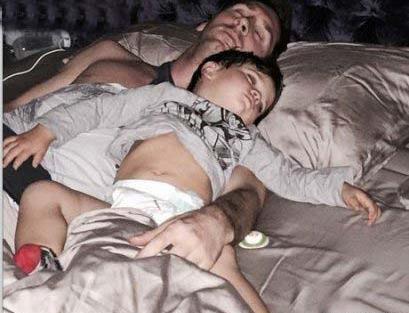 عکس عاشقانه دونفره در تخت خواب