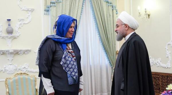 عکس حسن روحانی با روسری