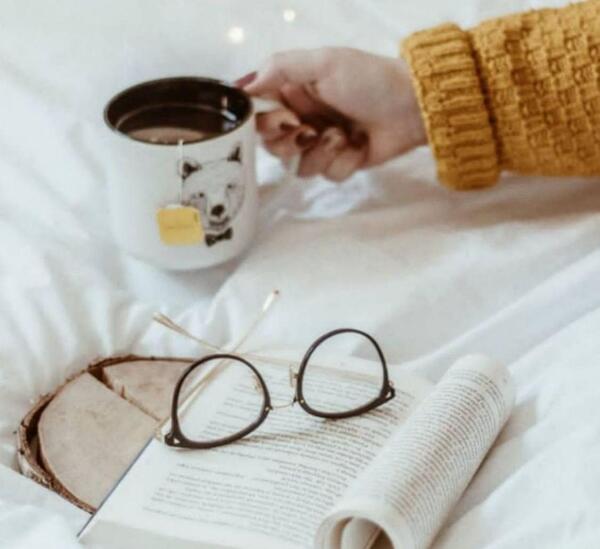 عکس قهوه کنار کتاب