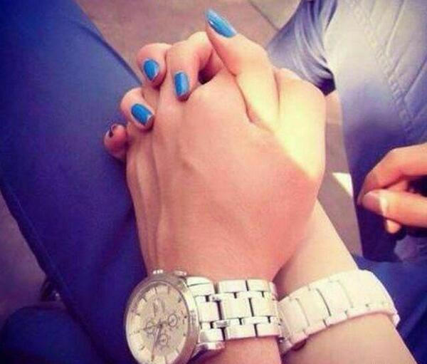 عکس عاشقانه گرفتن دست هم