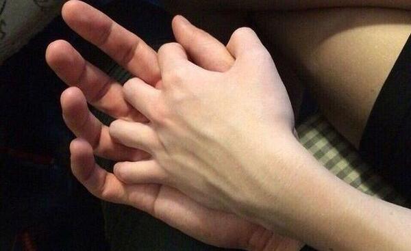 عکس عاشقانه گرفتن دست هم