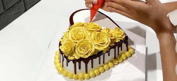 عکس کیک تولد دخترانه زرد