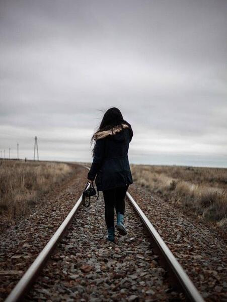 عکس پروفایل بدون متن زن تنها