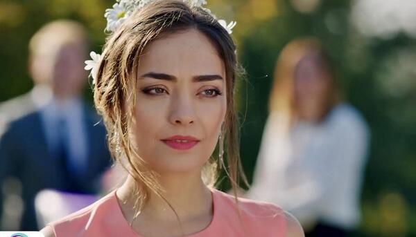 عکس های دمت اوزدمیر در سریال بوی توت فرنگی