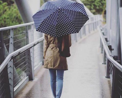 عکس دختر غمگین درحال راه رفتن