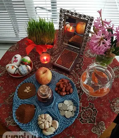 عکس ایده تزیین سفره هفت سین با ظروف سفالی ابی
