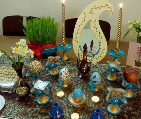 عکس ایده تزیین سفره هفت سین با ظروف سفالی ابی