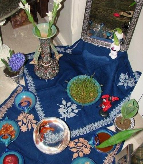 عکس ایده تزیین سفره هفت سین با ظروف سفالی ابی