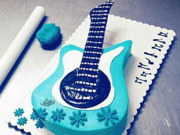 عکس کیک تولد دخترانه گیتار