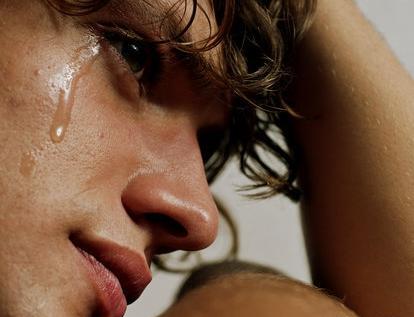 عکس گریه مرد تنها