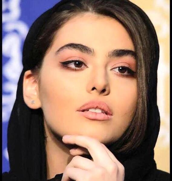عکس ریحانه پارسا با نامزدش