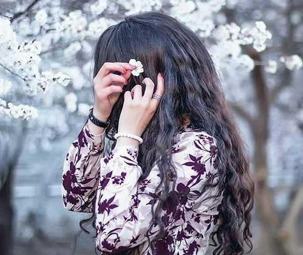 عکس دختر مو فرفری غمگین