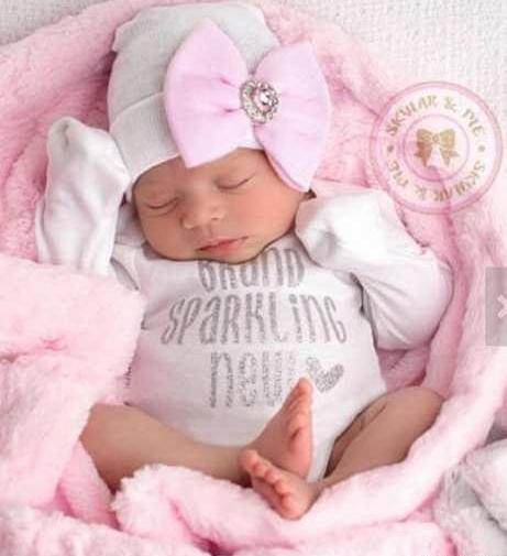 عکس نوزاد دختر که تازه به دنیا اومده
