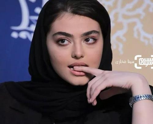 عکس ریحانه پارسا در خارج از ایران