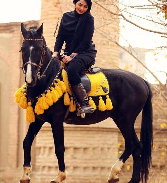 ژست عکس اسب سواری