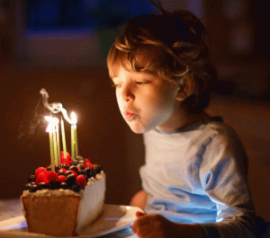 ژست عکس با کیک تولد دخترانه