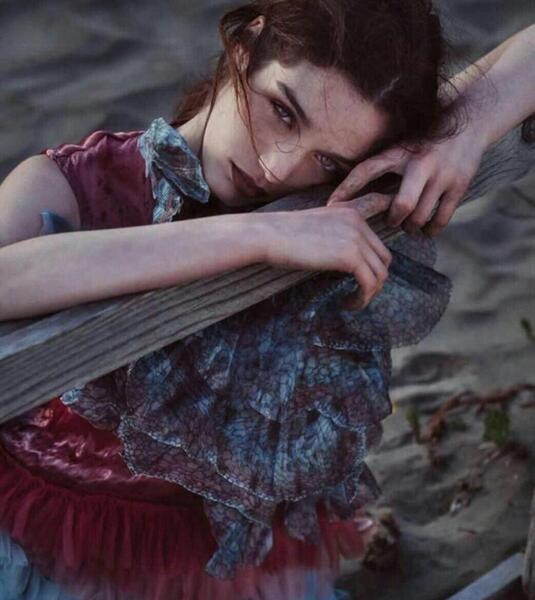 عکس دختر غمگین خوابیده