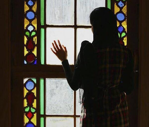 عکس دختر غمگین پشت پنجره