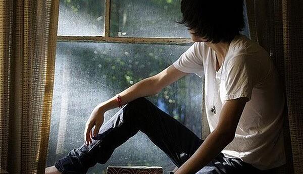 عکس دختر غمگین پشت پنجره