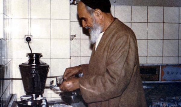 عکس چای ریختن امام خمینی