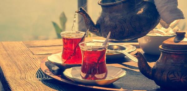 عکس چای ریختن امام خمینی