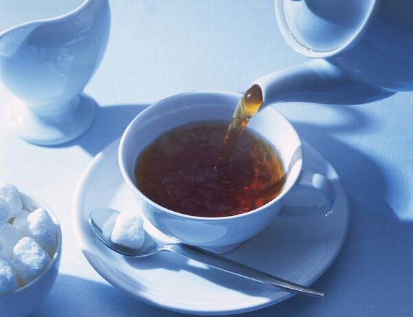 عکس چای ریختن امام خمینی