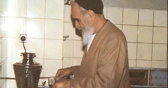 عکس چای ریختن امام خمینی