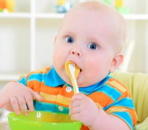 عکس غذا خوردن کودک