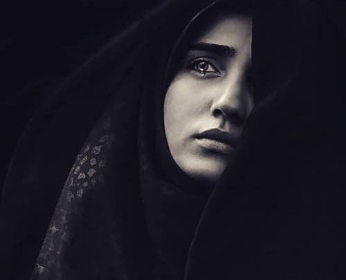 عکس زن با حجاب و غمگین