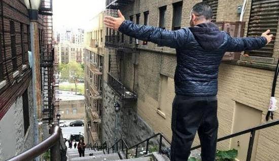 عکس جوکر روی پله