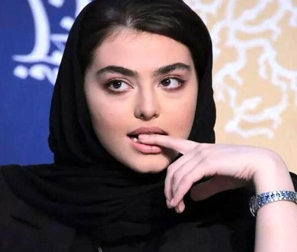 عکس لب گیری ریحانه پارسا