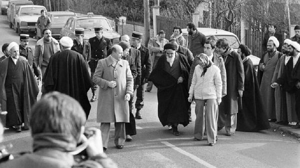 عکس امام خمینی زمان پیاده شدن از هواپیما