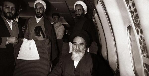 عکس امام خمینی زمان پیاده شدن از هواپیما