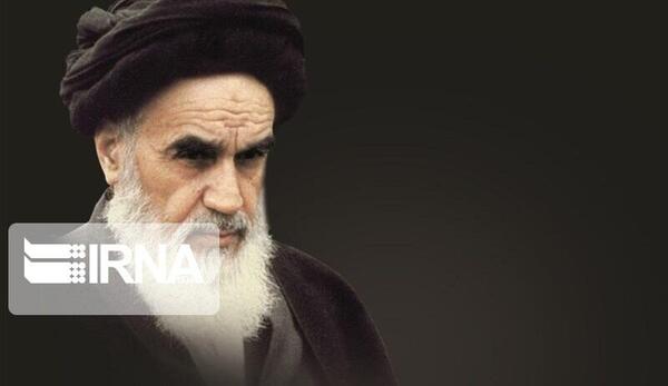 عکس امام خمینی زمان پیاده شدن از هواپیما