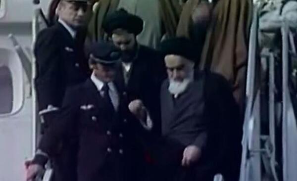 عکس امام خمینی زمان پیاده شدن از هواپیما