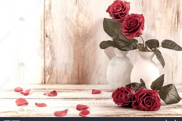 عکس دسته گل طبیعی روی میز