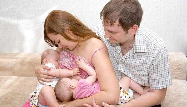 عکس شیر دادن به نوزاد