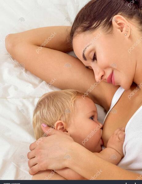 عکس شیر دادن به نوزاد
