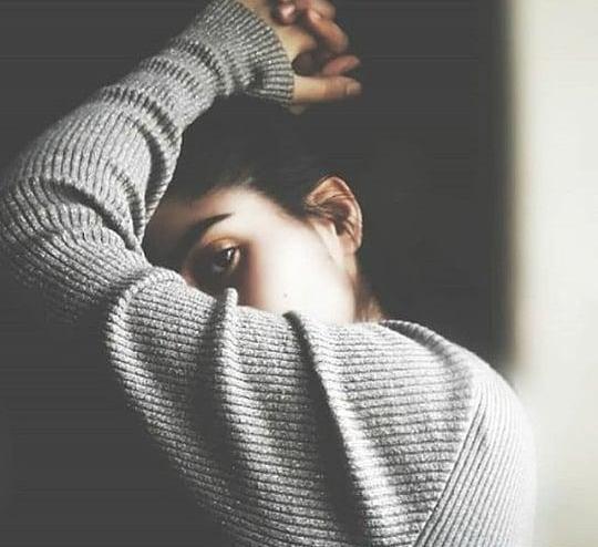 عکس دختر غمگین برای تصویر زمینه