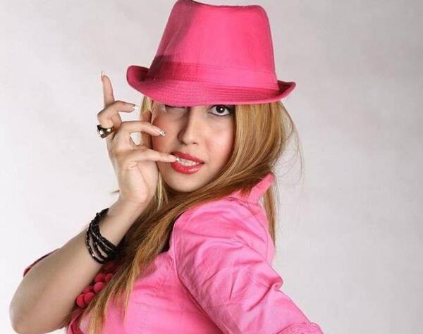 ژست عکس اسپرت دخترانه در آتلیه