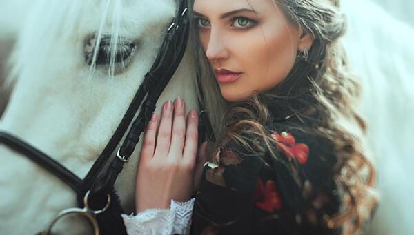 عکس اسب و دختر برای پروفایل