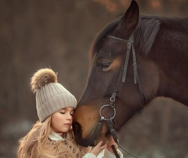 عکس اسب و دختر برای پروفایل