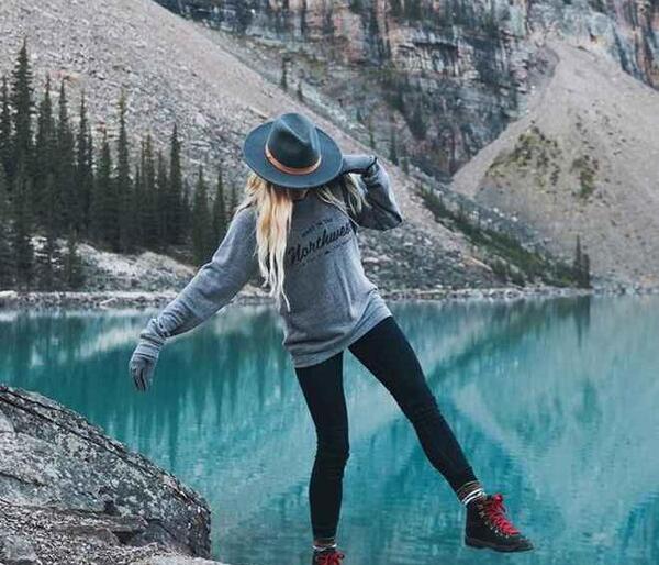عکس ژست دخترانه در طبیعت